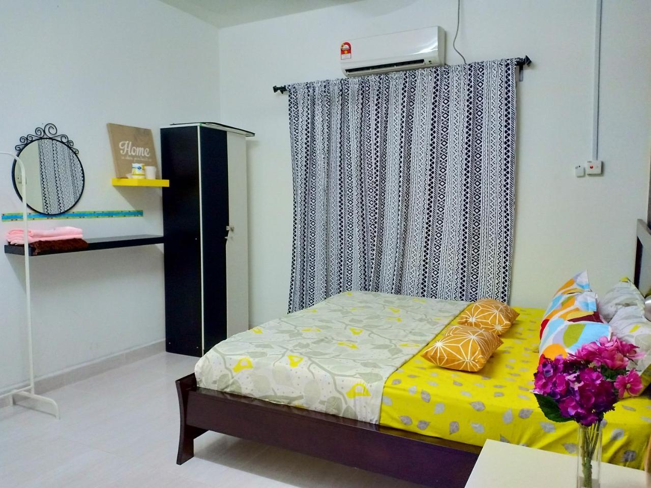 Ferienwohnung Casa Inderaloka Pantai Batu Buruk Kuala Terengganu Exterior foto